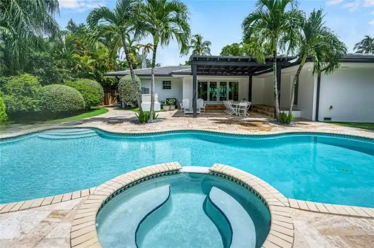 swimming-pool-in-coral-gables-fl-resurfaced-by-alligator-pools